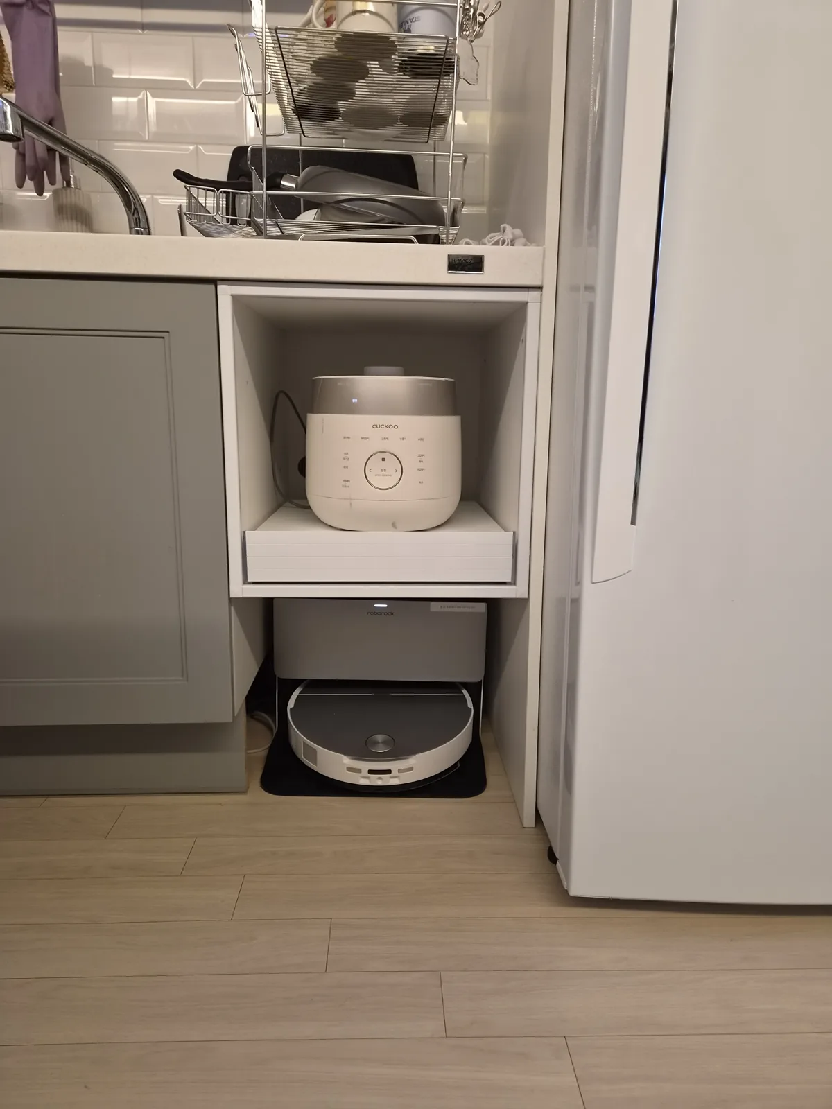 밥솥 칸과 아래 로봇청소기 자리를 함께 짠 가전장 밥솥장·전자레인지장 제작 — 밥솥 칸과 아래 로봇청소기 자리를 함께 짠 가전장