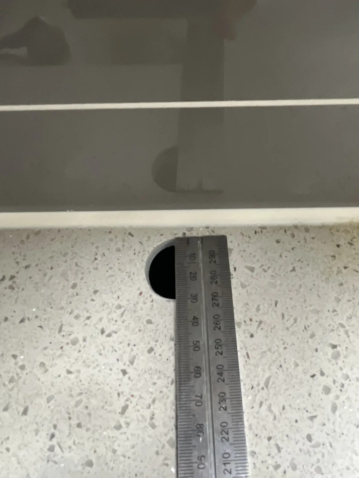 상판 구멍 크기를 재는 모습 정수기 타공 구멍 복원 — 상판 구멍 크기를 재는 모습